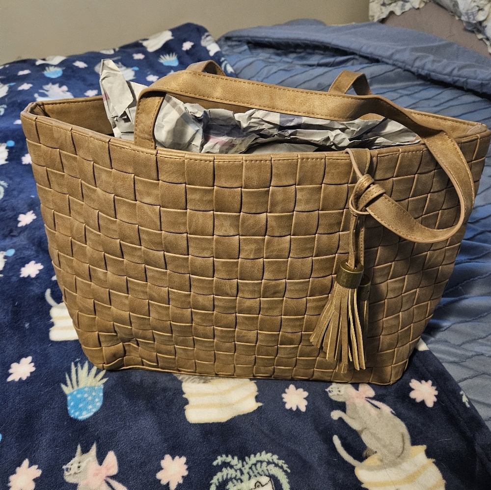 SALE ** BRAND NEW ** Tan Woven Handag with Tassel